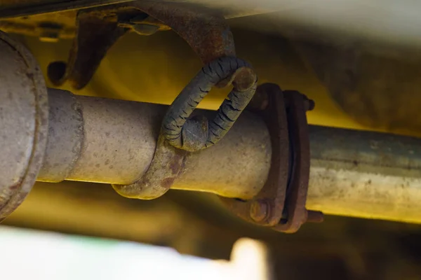 Detailweergave Oude Beschadigde Rubberen Hangers Van Auto Uitlaatpijp Uitlaat Motor — Stockfoto