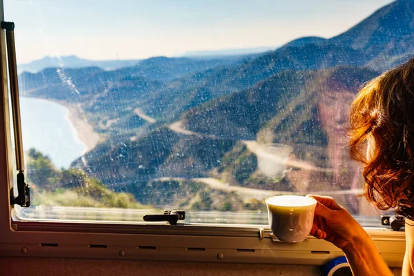 Mujer Turista Caravana Tomando Café Disfrutando Vista Costa Desde Mirador — Foto de Stock