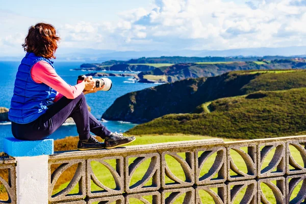 Kvinna Med Kamera Rese Foto Från Havet Atlanten Och Asturiens — Stockfoto