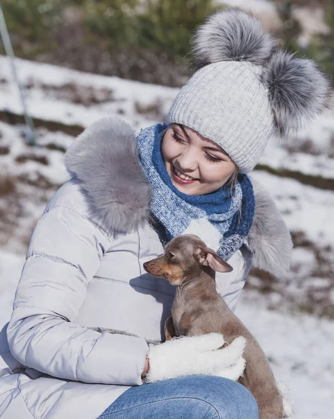 Jovem Mulher Divertindo Fora Neve Feminino Brincando Com Seu Pequeno — Fotografia de Stock