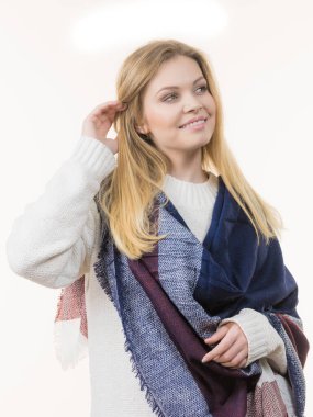 Yumuşak renkli, ılık, sonbahar şalı eşarbını takan kadın kendini rahat hissediyor. Sonbahar aksesuar konsepti.