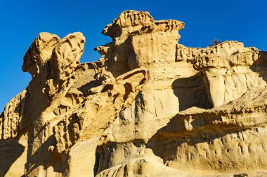 Büyülü şehir Bolnuevo, sarı kumtaşı şekilleri, kaya oluşumları, Murcia İspanya. Turist eğlencesi.