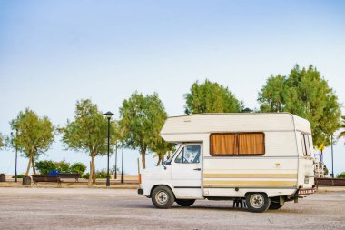 Deniz kıyısında kamp yapmak. Plajda kamp aracı, İspanya 'da Akdeniz kıyısı..
