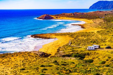 Sahilde kamp yapan karavanlı deniz manzaralı bir karavan. İspanya Murcia bölgesi, Calblanque Bölgesel Parkı.