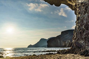 Monsul plajı. Sahil manzarası, Cabo de Gata Nijar Doğal Parkı, Almerya, Endülüs, İspanya. Turist eğlencesi