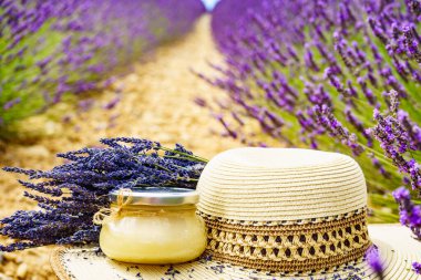 Taze lavanta tarlasına karşı ballı yaz şapkası ve cam. Provence 'de Fransız tatili için çekim gezisi.
