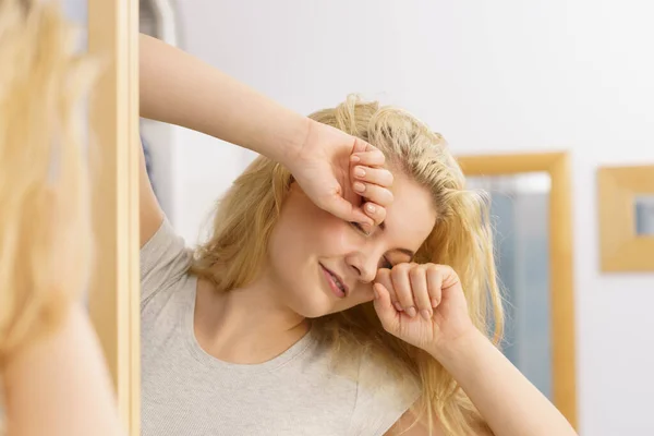 Jonge Blonde Vrouw Voelt Zich Saai Moe Het Wakker Worden — Stockfoto