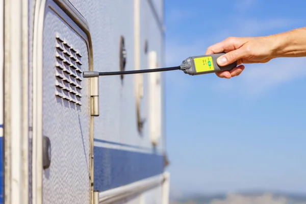 Using Gas Detector Device Measuring Concentration Gases Camper Vehicle — Stock Photo, Image