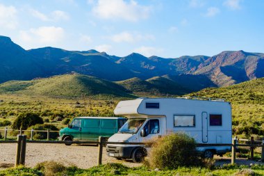 Karavan karavanı, Monsul plajı yakınlarındaki Cabo de Gata Doğal Parkı 'nda, Almerya ili, Endülüs İspanya.