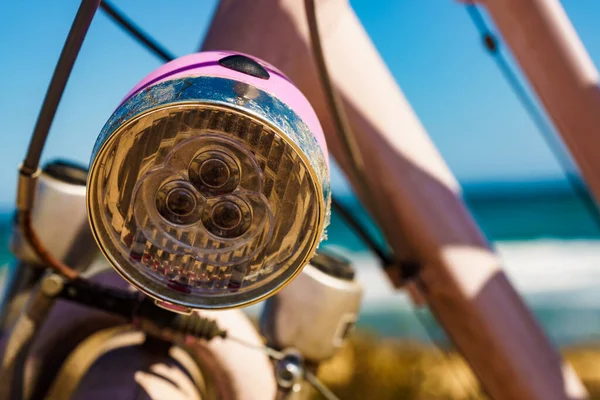 Bicicleta Feminina Livre Estacionado Praia Costa Mar Elemento Lâmpada Férias — Fotografia de Stock