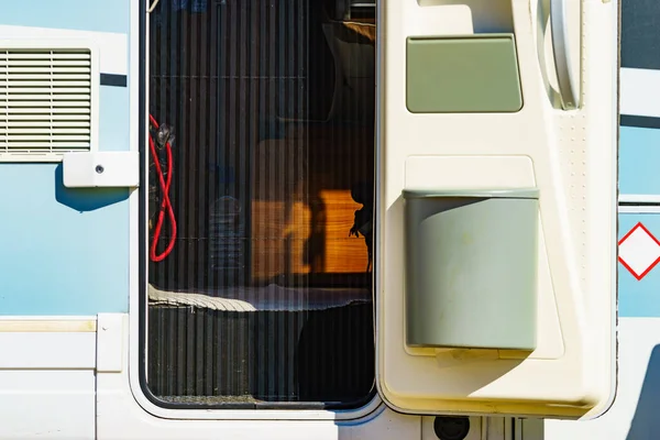 Camper 휴지통 휴양용 자동차로 스크린이다 호텔에서 여행하거나 여행하는 — 스톡 사진