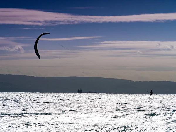 Kiteboarden Vlieger Surfer Rijdt Golven Tarifa Cadiz Spanje Sportactiviteiten Kitesurfen — Stockfoto