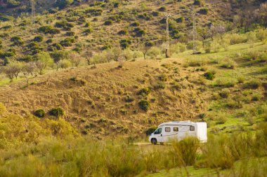 Kamp aracı dağ doğasında kamp yapıyor. Tatil gezisi.