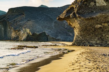 İspanya 'da kıyı manzarası. Cabo de Gata 'daki Monsul plajı Nijar Doğal Parkı, Almeria Endalusia.