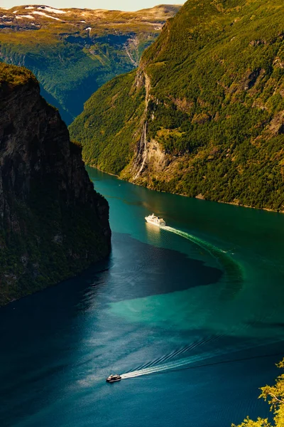 Fjord Geirangerfjord Dużym Statkiem Wycieczkowym Widok Punktu Widokowego Ornesvingen Norwegia — Zdjęcie stockowe