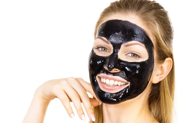 Yüzünde Kozmetik Olan Genç Bir Kadın Karbonhidrat Temizleme Maskesi Spa — Stok fotoğraf
