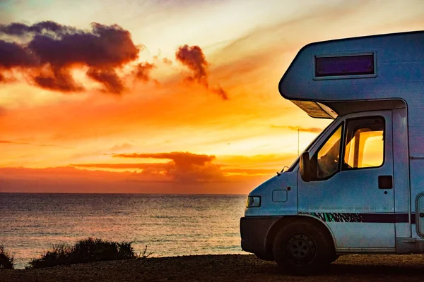在日出时分 西班牙地中海沿岸的野营者Rv 在自然海滩上露营 假期和汽车回家旅行 — 图库照片