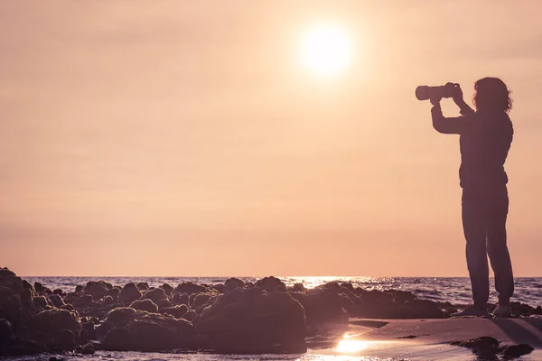 Туристична Жінка Камерою Робить Фото Пляжі Монсул Заході Сонця Природний — стокове фото