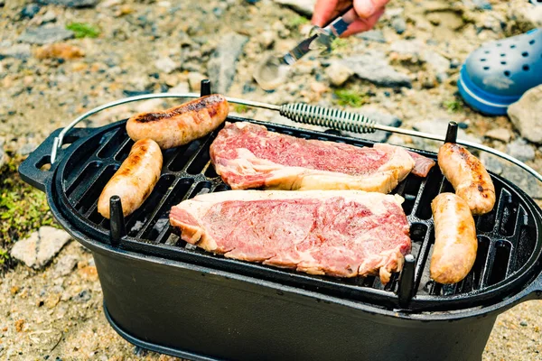 Fleisch Und Wurst Vom Grill Grillabendessen Freien Sommeressen — Stockfoto