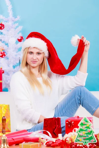 Kerstconcept Gelukkig Tiener Blond Meisje Dragen Santa Claus Hoed Voorbereiding — Stockfoto