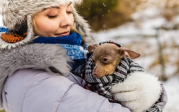 Jovem Envolveu Seu Melhor Amigo Cachorrinho Lenço Quente Cobertor Para — Fotografia de Stock