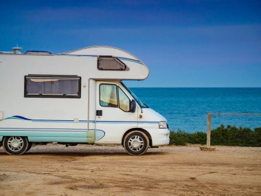 İspanya 'nın Akdeniz kıyısında kamp yapan karavan aracı. Karavanda tatil.