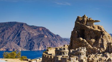 Turistik bir yer. Castillitos bataryası, İspanya Cartagena, Cabo Tinoso. Ortaçağ şatosunu taklit eden tahkimatlar. Savunma mimarisi.