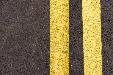 Havadan görünüşlü. Sarı çizgili asfalt yol