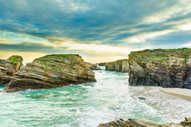 Katedraller Plajı, Ribadeo 'daki Playa las Catedrales, Lugo, Galiçya. İspanya 'nın kuzeyindeki Cantabric sahillerinde kayalık oluşumları. Turist eğlencesi.