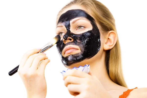 Młoda Kobieta Nakładająca Twarz Czarną Maskę Błotną Dziewczyna Dbająca Skórę — Zdjęcie stockowe