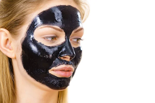 Jonge Vrouw Met Carbo Detox Zwarte Peel Masker Haar Gezicht — Stockfoto