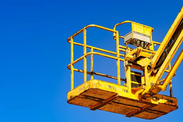 Elevador Cesta Plataforma Elevação Amarela Local Construção Contra Céu Azul — Fotografia de Stock