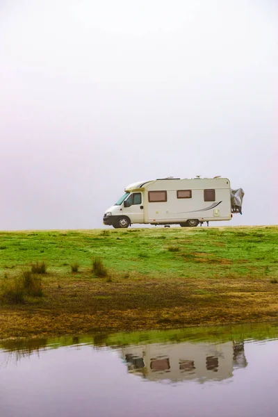 自然の中でキャンプ 湖の海岸でのキャンパー車 霧の天気 Povoa Meadas Dam Castelo Vide Alentejoポルトガル 冬の旅行 — ストック写真