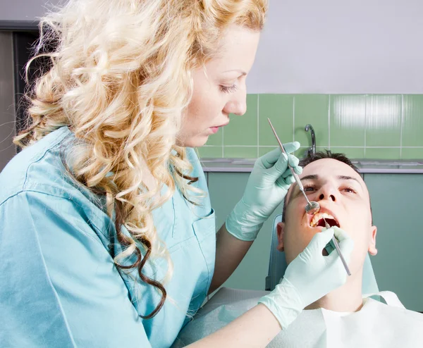 Vrouwelijke tandarts werken — Stockfoto