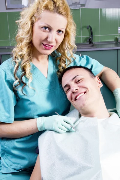 Vrouwelijke tandarts met tevreden klant — Stockfoto