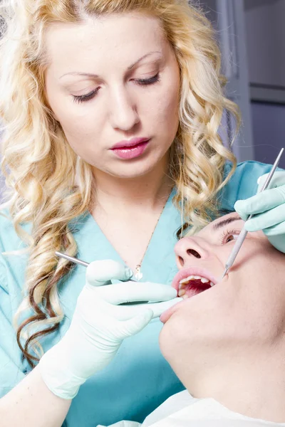 Hermoso dentista trabajando — Foto de Stock