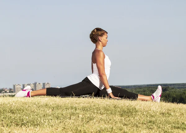 Woman stretching — Stock fotografie