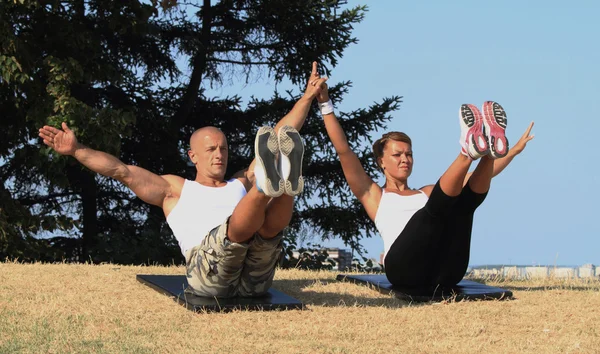 Yoga beoefenen — Stockfoto