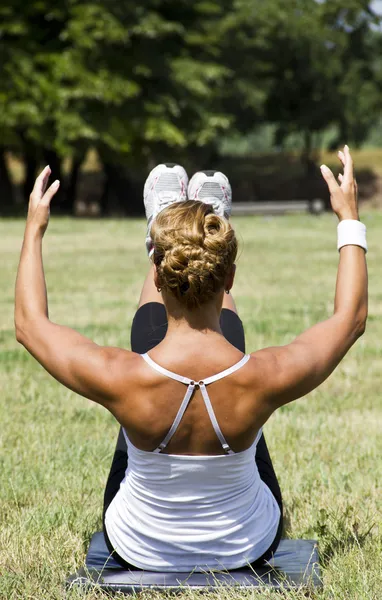 Frau macht Yoga — Stockfoto