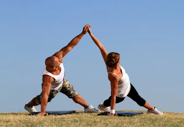 Par som gör yoga — Stockfoto