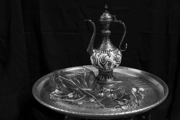 sürahi ve Türk charshafom gümüş bir tepsi ile natürmort