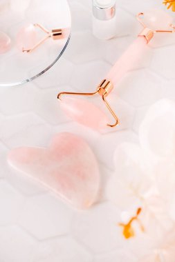 Yüz masajı seti. Yüz silindiri ve gua sha masaj aleti. Doğal taşlardan yapılmış.