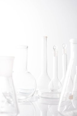 Marka ve ürün sunumu için arka plan. Boş hemikal, biyolojik bilim laboratuarı cam koleksiyonu.