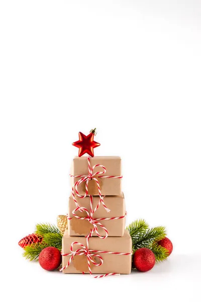 Pilha Caixas Presentes Natal Papel Artesanal Com Decoração Brilhante Feliz Fotografia De Stock