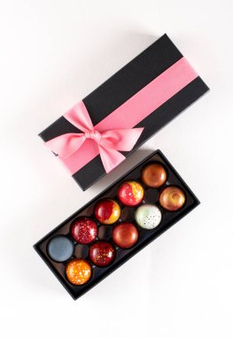 İçinde ev yapımı çikolatalı bonbonlar olan hediye kutusunu aç. Modern el yapımı çikolata şekeri. Çikolatacı için ürün konsepti