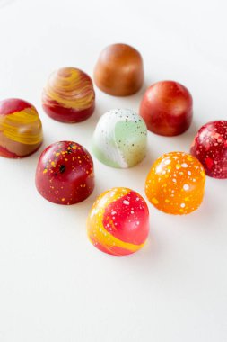 Çeşit çeşit çikolatalı pralinler. El yapımı bonbonlar. Tatlı nefis.. 