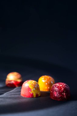 Çeşit çeşit çikolatalı pralinler. El yapımı bonbonlar. Tatlı nefis.. 