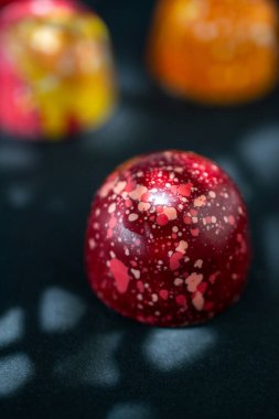 Çeşit çeşit çikolatalı pralinler. El yapımı bonbonlar. Tatlı nefis.. 