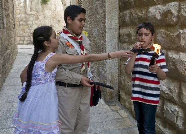 Filistinli çocuk tutan candeles — Stok fotoğraf
