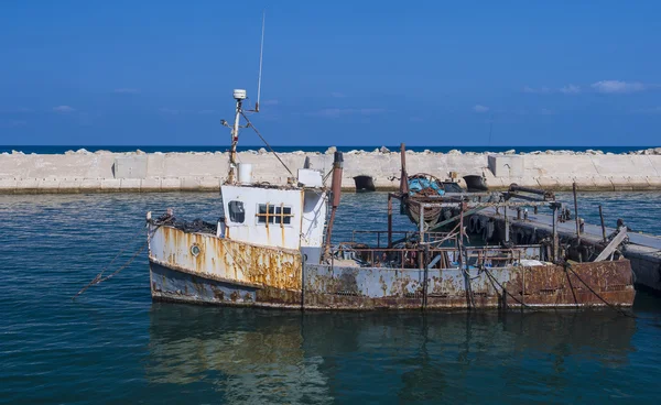 Rezavý rybářský člun — Stock fotografie